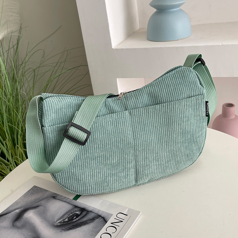 Corduroy torba preko ramena, dumpling oblik, street trend stil, zatvarač, unutarnja pretinica sa zipom i pretinica za mobitel