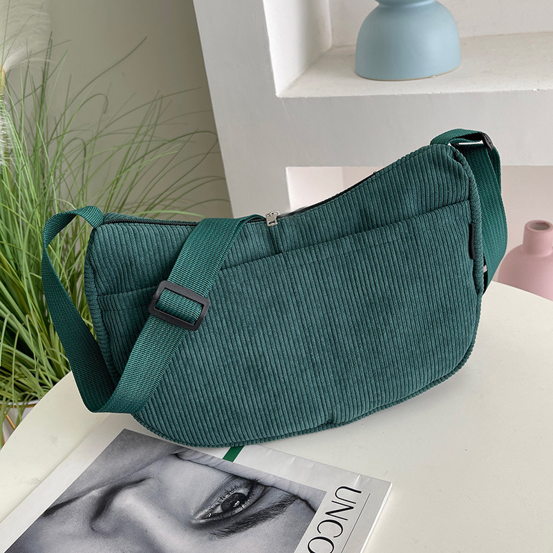 Corduroy torba preko ramena, dumpling oblik, street trend stil, zatvarač, unutarnja pretinica sa zipom i pretinica za mobitel