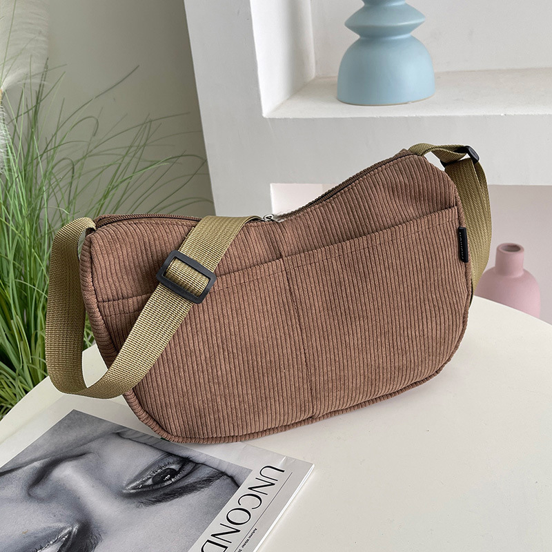 Corduroy torba preko ramena, dumpling oblik, street trend stil, zatvarač, unutarnja pretinica sa zipom i pretinica za mobitel