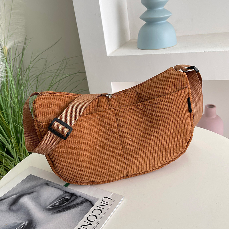 Corduroy torba preko ramena, dumpling oblik, street trend stil, zatvarač, unutarnja pretinica sa zipom i pretinica za mobitel