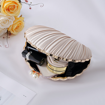 Μεταξωτό βραδινό clutch με σχήμα κοχυλιού, σατέν επένδυση, κλείσιμο τύπου latch