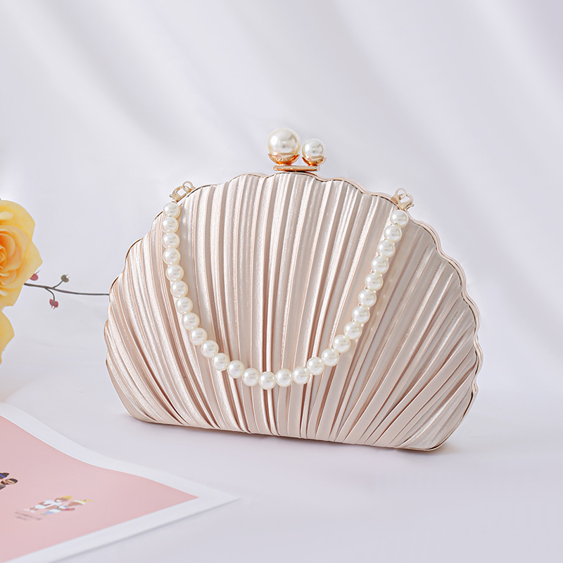 Večernja clutch torbica od svile, školjkasti oblik, satenska podstava, zatvaranje klipsom