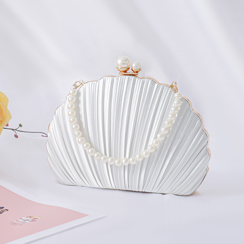 Večernja clutch torbica od svile, školjkasti oblik, satenska podstava, zatvaranje klipsom