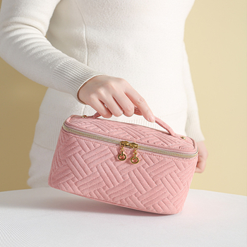 Velúr anyagú sminkes táska utazáshoz, csíkos mintával, bélelt poliészter belsővel