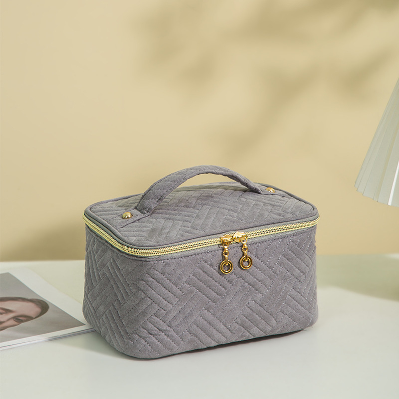 Velúr anyagú sminkes táska utazáshoz, csíkos mintával, bélelt poliészter belsővel