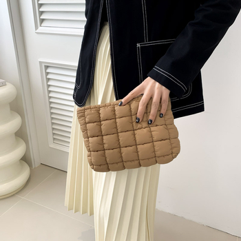 Κλατς τσάντα από νάιλον — οριζόντιο τετράγωνο σχήμα, φερμουάρ, χωρίς επένδυση, καλοκαίρι 2025