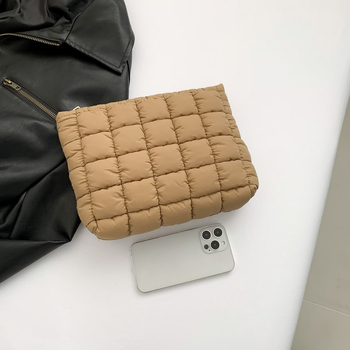 Κλατς τσάντα από νάιλον — οριζόντιο τετράγωνο σχήμα, φερμουάρ, χωρίς επένδυση, καλοκαίρι 2025