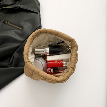 Κλατς τσάντα από νάιλον — οριζόντιο τετράγωνο σχήμα, φερμουάρ, χωρίς επένδυση, καλοκαίρι 2025