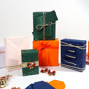 Ajándékcsomagoló papír tekercs, tehénbőr anyag, 80 g, arany díszítés, kézzel rajzolt motívum, születésnapi motívum.