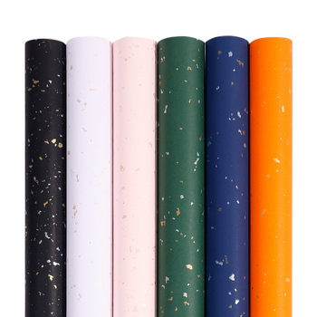 Ajándékcsomagoló papír tekercs, tehénbőr anyag, 80 g, arany díszítés, kézzel rajzolt motívum, születésnapi motívum.