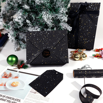 Ajándékcsomagoló papír tekercs, tehénbőr anyag, 80 g, arany díszítés, kézzel rajzolt motívum, születésnapi motívum.