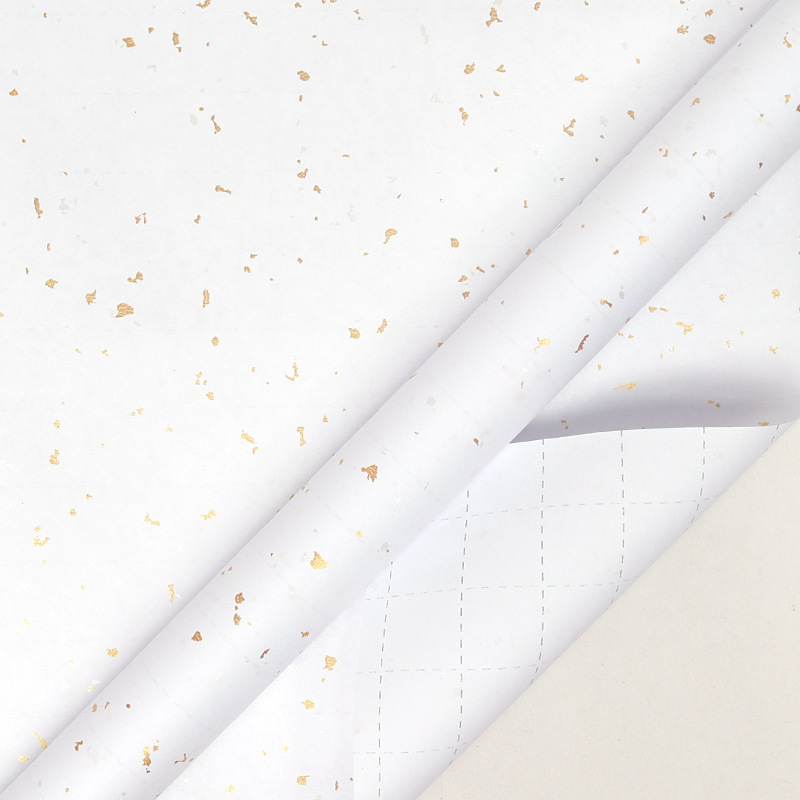 Ajándékcsomagoló papír tekercs, tehénbőr anyag, 80 g, arany díszítés, kézzel rajzolt motívum, születésnapi motívum.