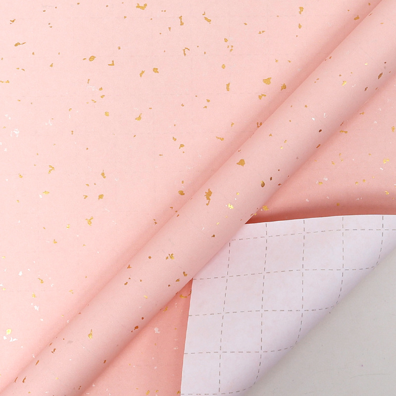 Ajándékcsomagoló papír tekercs, tehénbőr anyag, 80 g, arany díszítés, kézzel rajzolt motívum, születésnapi motívum.