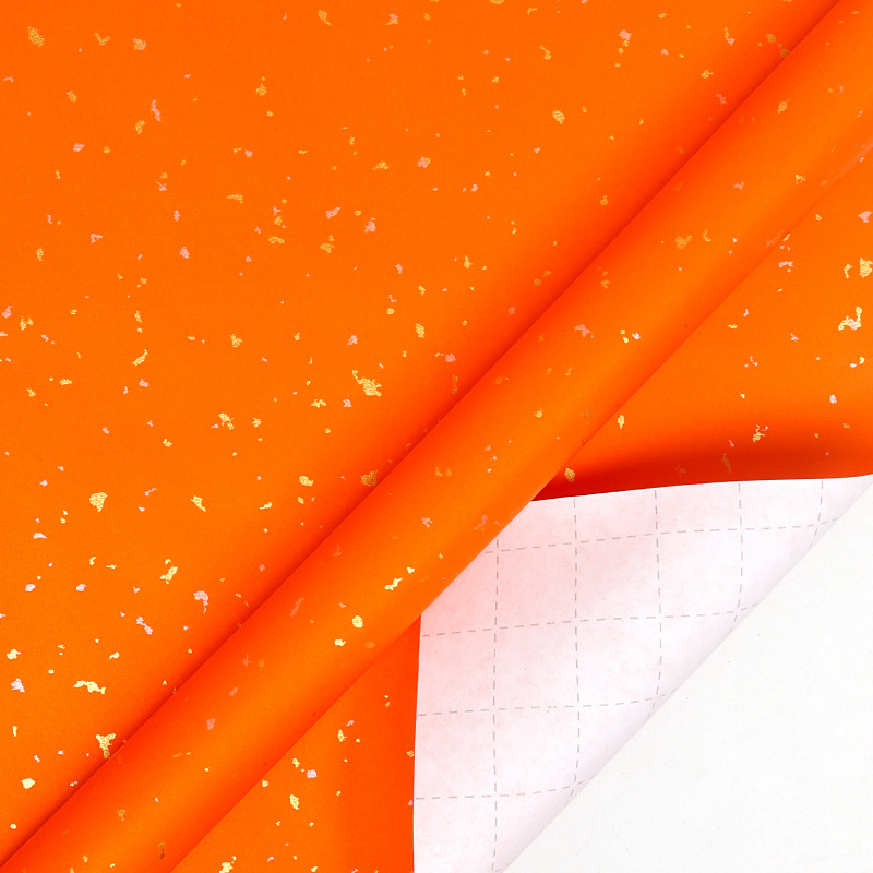 Ajándékcsomagoló papír tekercs, tehénbőr anyag, 80 g, arany díszítés, kézzel rajzolt motívum, születésnapi motívum.