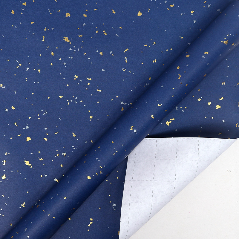 Ajándékcsomagoló papír tekercs, tehénbőr anyag, 80 g, arany díszítés, kézzel rajzolt motívum, születésnapi motívum.