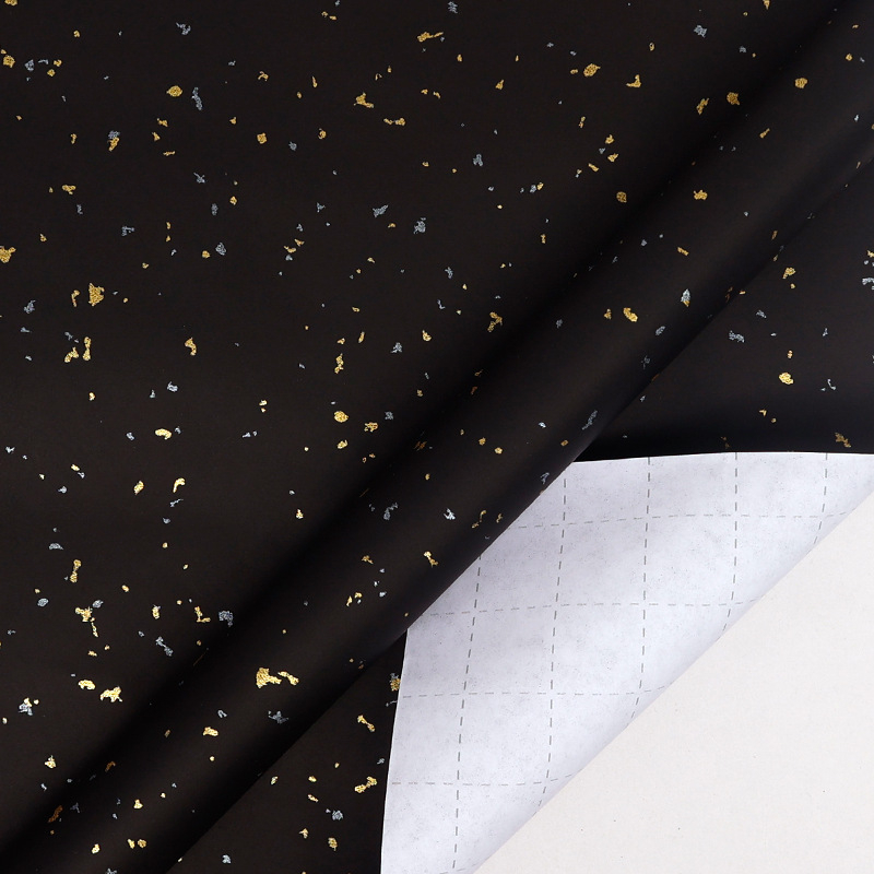 Ajándékcsomagoló papír tekercs, tehénbőr anyag, 80 g, arany díszítés, kézzel rajzolt motívum, születésnapi motívum.