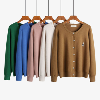 Cardigan tricot cu broderie urs, amestec de bumbac, guler rotund, mâneci lungi, lungime medie 50–65 cm