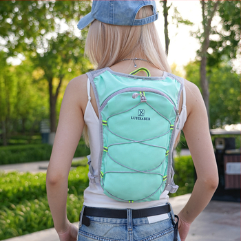 Lengva lauko sporto kuprinė kalnų žygiams, pėsčiųjų ir dviračių – kvėpuojantis nailonas, poliesterio pamušalas, išlenktos pečių juostos; kvėpuojanti ir atspari dėvėjimui