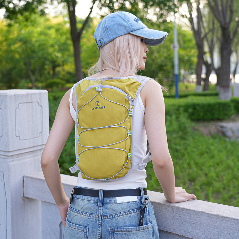 Lengva lauko sporto kuprinė kalnų žygiams, pėsčiųjų ir dviračių – kvėpuojantis nailonas, poliesterio pamušalas, išlenktos pečių juostos; kvėpuojanti ir atspari dėvėjimui