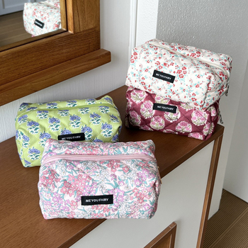 Virágmintás steppelt kozmetikai táska pamut töltettel, uniszex utazótáska, poliészter külső, vászon bélés, 2025 tavaszán debütál