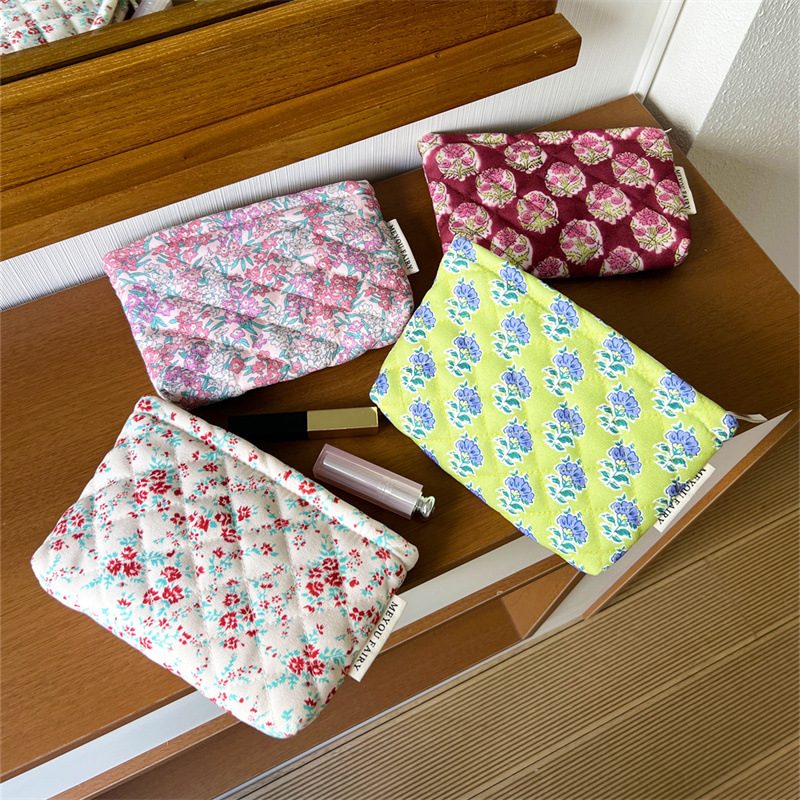 Virágmintás steppelt kozmetikai táska pamut töltettel, uniszex utazótáska, poliészter külső, vászon bélés, 2025 tavaszán debütál