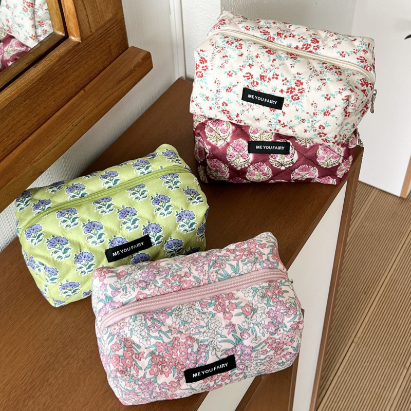 Virágmintás steppelt kozmetikai táska pamut töltettel, uniszex utazótáska, poliészter külső, vászon bélés, 2025 tavaszán debütál