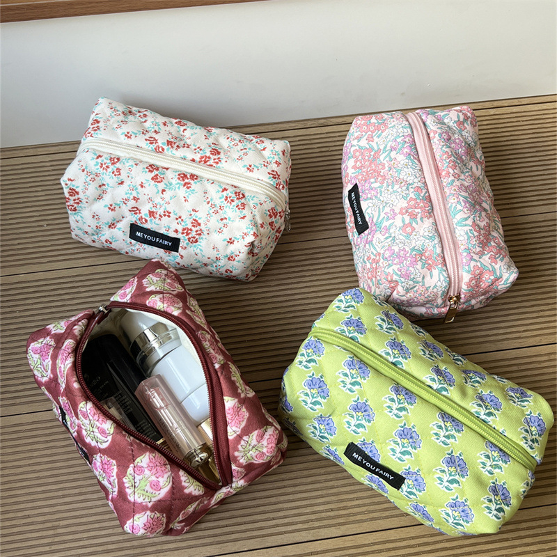 Virágmintás steppelt kozmetikai táska pamut töltettel, uniszex utazótáska, poliészter külső, vászon bélés, 2025 tavaszán debütál