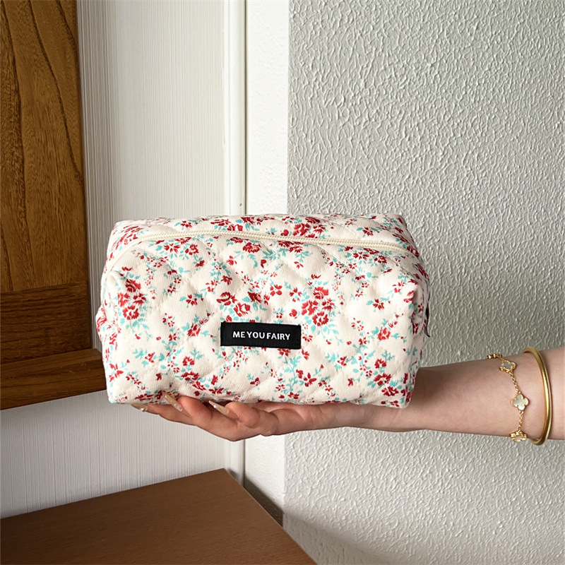 Virágmintás steppelt kozmetikai táska pamut töltettel, uniszex utazótáska, poliészter külső, vászon bélés, 2025 tavaszán debütál