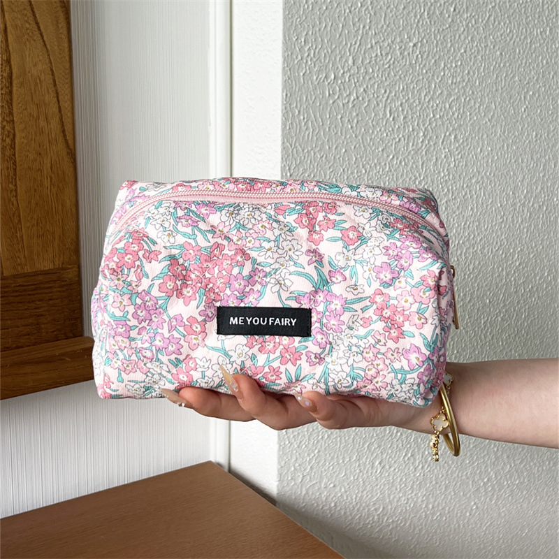 Virágmintás steppelt kozmetikai táska pamut töltettel, uniszex utazótáska, poliészter külső, vászon bélés, 2025 tavaszán debütál