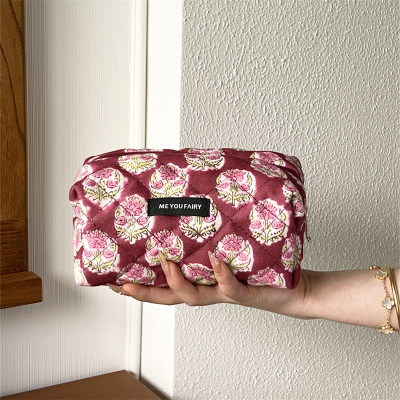 Virágmintás steppelt kozmetikai táska pamut töltettel, uniszex utazótáska, poliészter külső, vászon bélés, 2025 tavaszán debütál