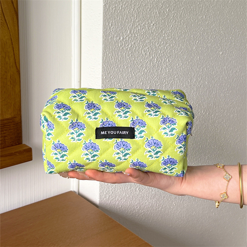 Virágmintás steppelt kozmetikai táska pamut töltettel, uniszex utazótáska, poliészter külső, vászon bélés, 2025 tavaszán debütál