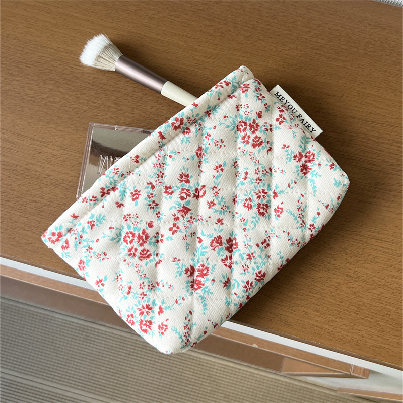 Virágmintás steppelt kozmetikai táska pamut töltettel, uniszex utazótáska, poliészter külső, vászon bélés, 2025 tavaszán debütál
