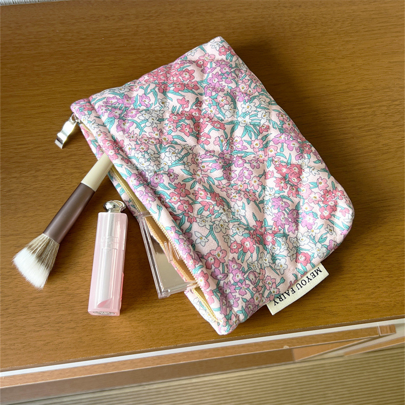 Virágmintás steppelt kozmetikai táska pamut töltettel, uniszex utazótáska, poliészter külső, vászon bélés, 2025 tavaszán debütál