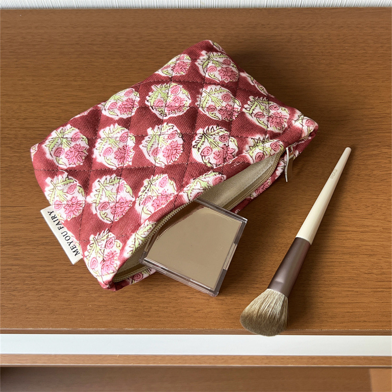 Virágmintás steppelt kozmetikai táska pamut töltettel, uniszex utazótáska, poliészter külső, vászon bélés, 2025 tavaszán debütál