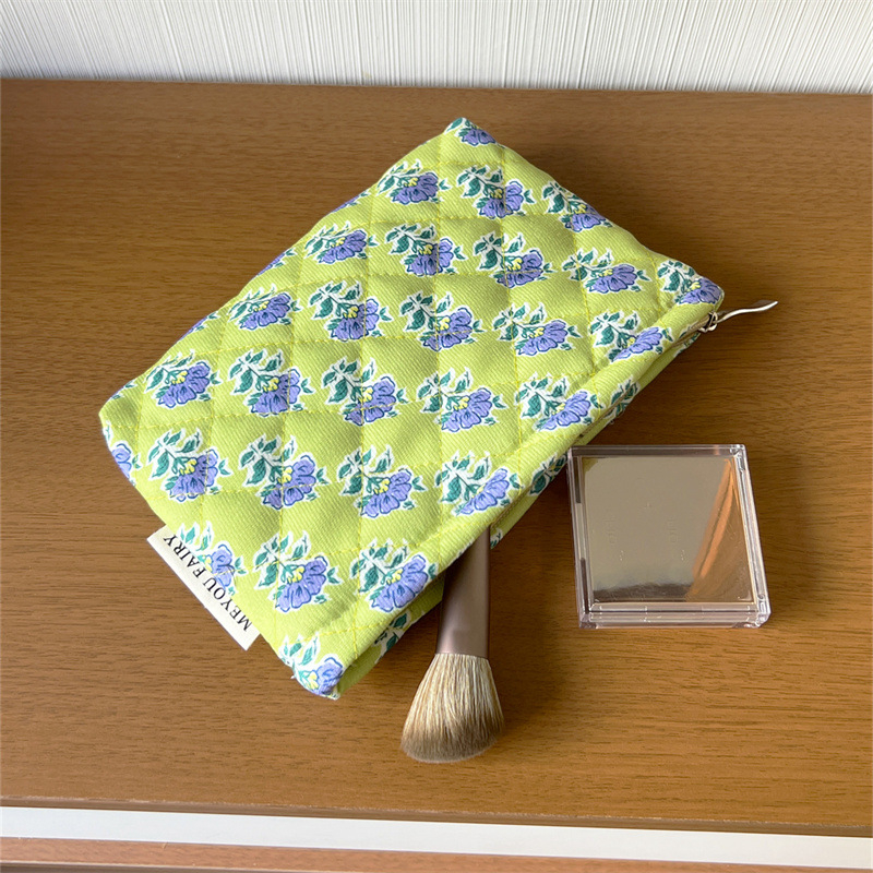 Virágmintás steppelt kozmetikai táska pamut töltettel, uniszex utazótáska, poliészter külső, vászon bélés, 2025 tavaszán debütál