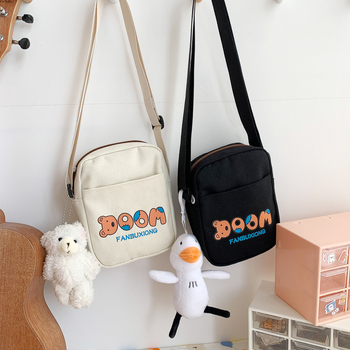 Platnena crossbody torba preko ramena sa zatvaračem, vertikalni kvadratni oblik, mekan materijal, bez podstave, s jednim remenom