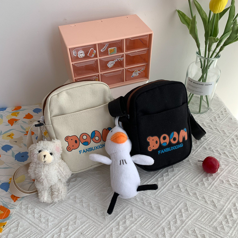 Platnena crossbody torba preko ramena sa zatvaračem, vertikalni kvadratni oblik, mekan materijal, bez podstave, s jednim remenom