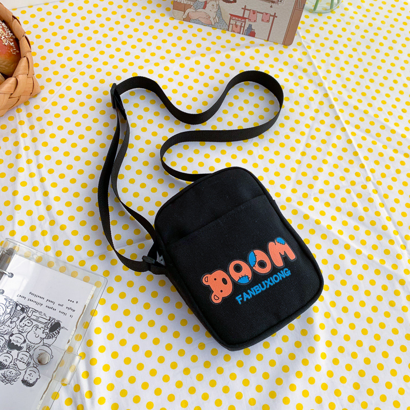Platnena crossbody torba preko ramena sa zatvaračem, vertikalni kvadratni oblik, mekan materijal, bez podstave, s jednim remenom