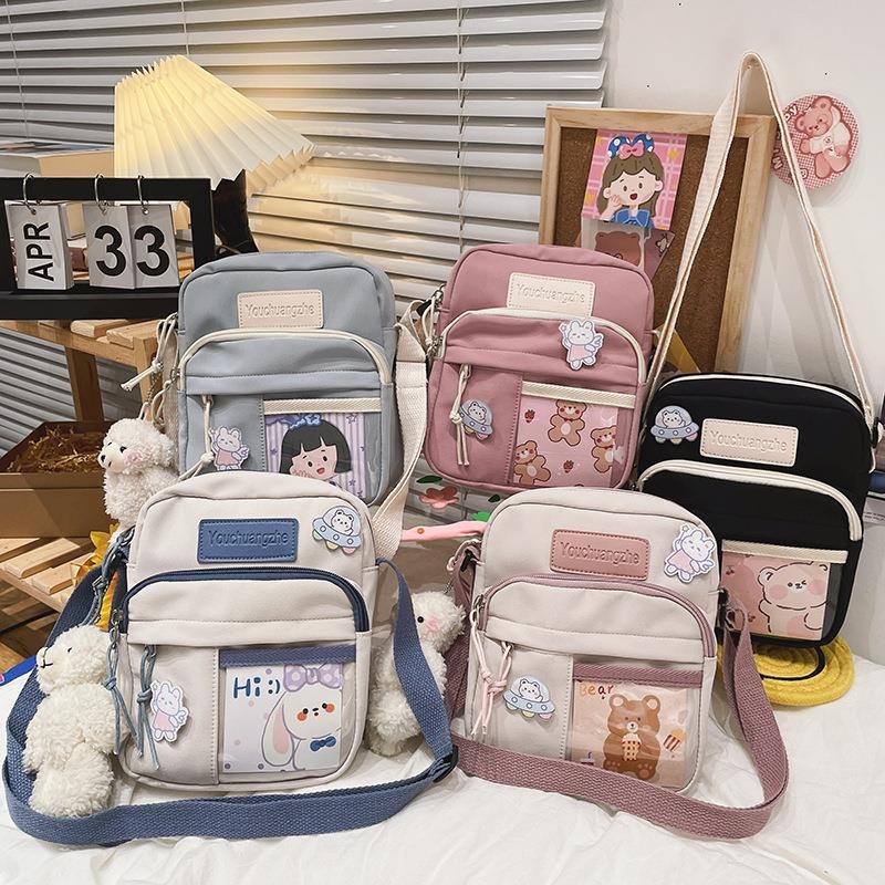 Najlon crossbody torba, vertikalni kvadratni oblik, zatvaranje na zip, džepovi za telefon i osobnu iskaznicu, s jednom naramenicom