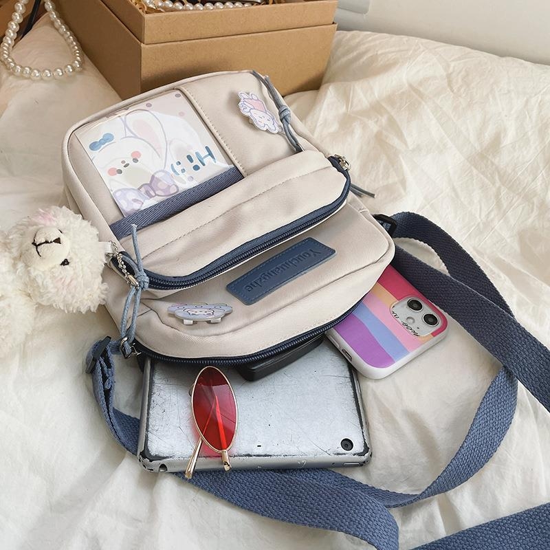Najlon crossbody torba, vertikalni kvadratni oblik, zatvaranje na zip, džepovi za telefon i osobnu iskaznicu, s jednom naramenicom
