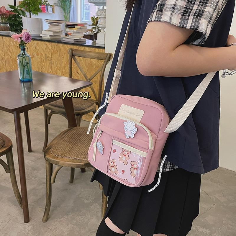 Najlon crossbody torba, vertikalni kvadratni oblik, zatvaranje na zip, džepovi za telefon i osobnu iskaznicu, s jednom naramenicom