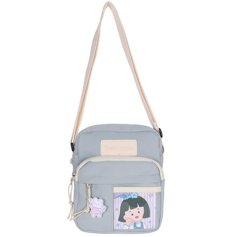 Najlon crossbody torba, vertikalni kvadratni oblik, zatvaranje na zip, džepovi za telefon i osobnu iskaznicu, s jednom naramenicom
