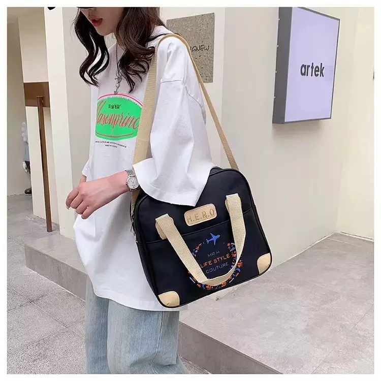 Kompaktna putna torba s crossbody remenom, vodootporan Oxford materijal, kapacitet ispod 20L, ultra lagana i sklopiva