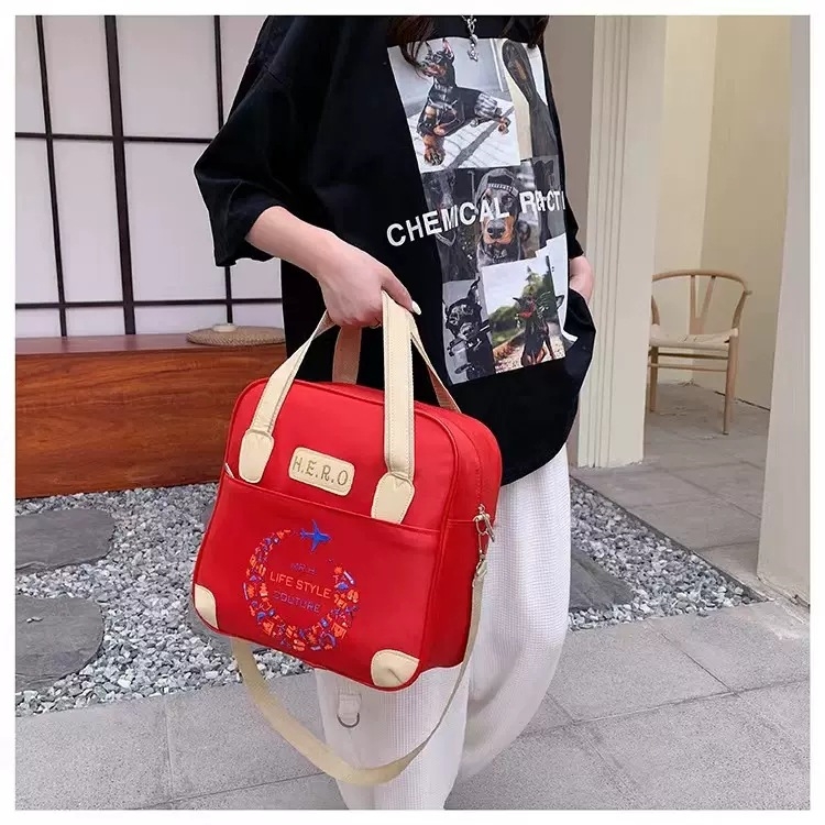 Kompaktna putna torba s crossbody remenom, vodootporan Oxford materijal, kapacitet ispod 20L, ultra lagana i sklopiva