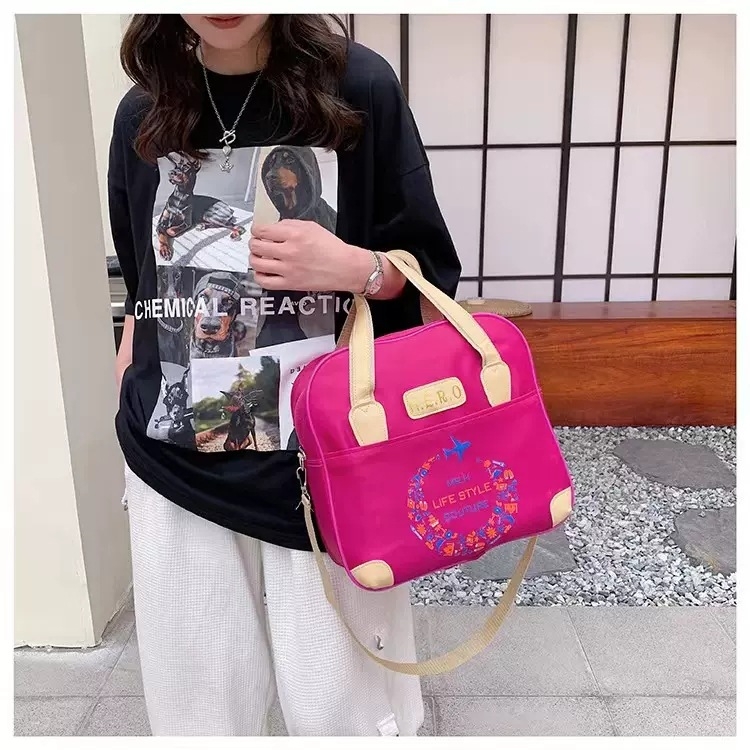 Kompaktna putna torba s crossbody remenom, vodootporan Oxford materijal, kapacitet ispod 20L, ultra lagana i sklopiva