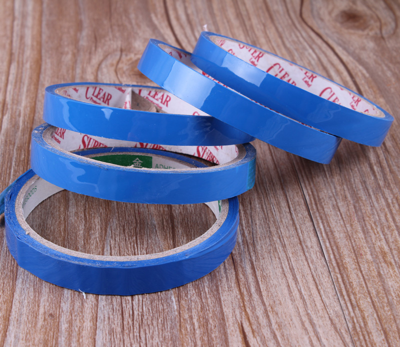 Plastikiniams maišams skirtos uždarymo klipsų mašina su saitimo funkcija