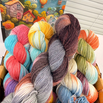 Νήμα μαλλιού για χειροποίητο πλέξιμο – χειροβαμμένο, μαλλί σε υφή woolen, μορφή: κύλινδρος; μεσαίο πάχος