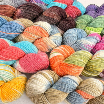 Νήμα μαλλιού για χειροποίητο πλέξιμο – χειροβαμμένο, μαλλί σε υφή woolen, μορφή: κύλινδρος; μεσαίο πάχος