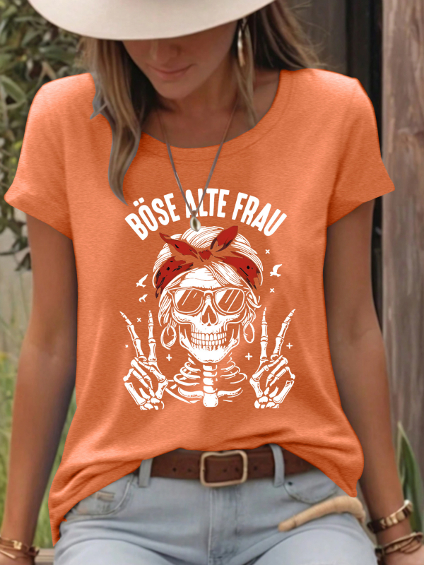 Moterų marškinėliai su kaukolės spauda, poliesterio–medvilnės mišinys (50–70% poliesterio, 30–50% medvilnės), trumpomis rankovėmis, apvalus kaklo iškirptė, vidutinio ilgio.