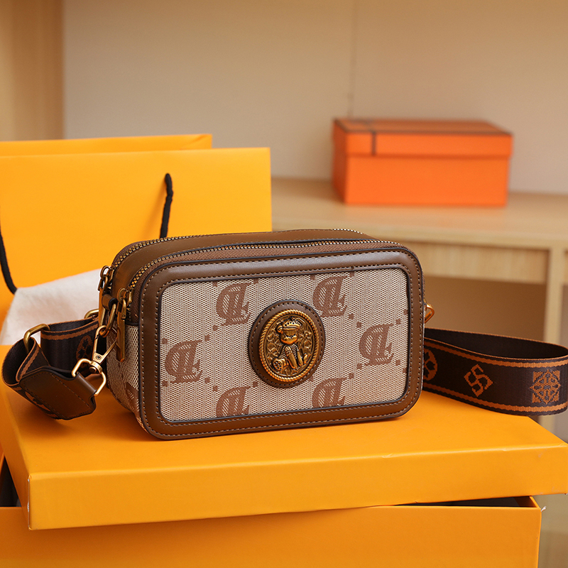 Uniszex poliészter táska PU béléssel, horizontális négyzet alakú forma, crossbody stílus, széles vállpánt, telefonzseb